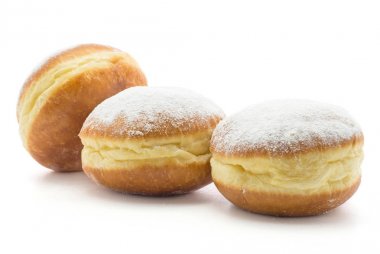 Beyaz arka plan üzerinde taze izole üç geleneksel halka (Sufganiyah) ile güçlendirilmiş hol şekersiz pişmiş
