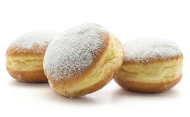 Sufganiyah üç geleneksel halka izole beyaz arka plan üzerinde taze pişmiş ile güçlendirilmiş şeker ve hol olmadan