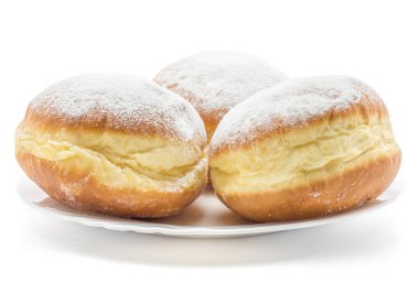 Sufganiyah üç geleneksel halka beyaz arka plan üzerinde taze izole bir plaka üzerinde pişmiş ile güçlendirilmiş şeker ve hol olmadan