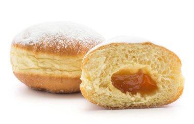 Geleneksel halka (Sufganiyah) ve bir yarısı beyaz arka plan üzerinde taze izole kayısı reçelli pişmiş yeti şeker ve hol olmadan