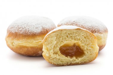 İki çörek (Sufganiyah) ve bir yarı pişmiş ile güçlendirilmiş şeker ve hol olmadan beyaz arka plan üzerinde taze izole kayısı reçelli dilimlenmiş