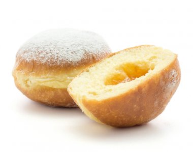 Bir halka (Sufganiyah) ve bir yarı pişmiş ile güçlendirilmiş şeker ve hol olmadan beyaz arka plan üzerinde taze izole kayısı reçelli dilimlenmiş