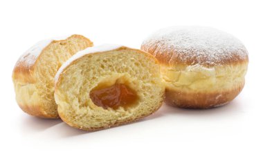İki çörek (Sufganiyah) bir kayısı reçeli ile güçlendirilmiş suga pişmiş beyaz arka plan üzerinde taze izole ile ikiye böldüm