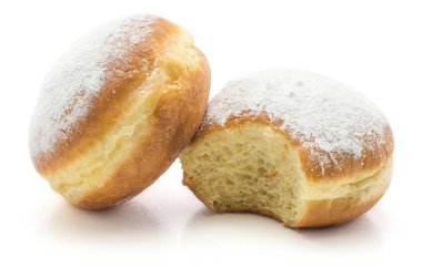 İki çörek (Sufganiyah) bir ısırıldı beyaz arka plan üzerinde taze izole ile güçlendirilmiş suga pişmiş