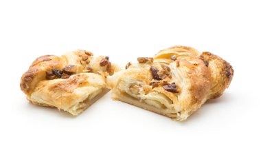 Bir beyaz arka plan iki yarısı pekan somun ve reçel insid ile izole büküm ekmek dilimlenmiş