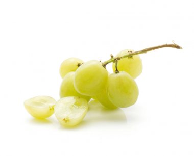 Bir Yeşil üzüm grup üzerinde beyaz adam izole berry tamamlayan bir başka (erken tatlı veya Grapaes çeşitli) ile