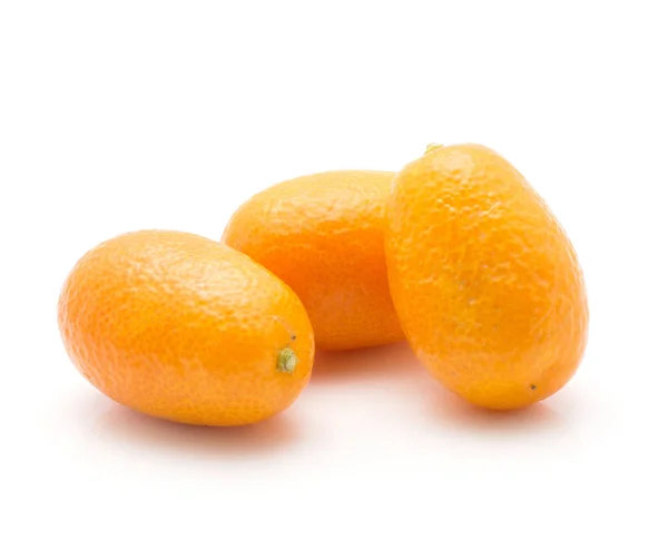 Tre Kumquat Isolati Sfondo Bianco — Foto Stock