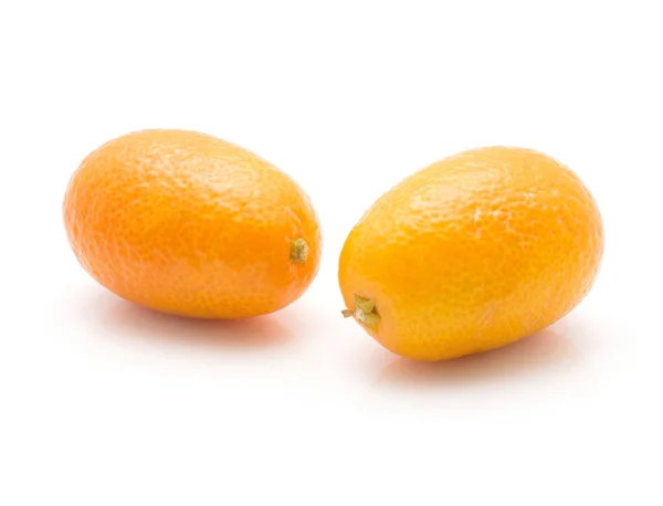 Deux Kumquats Frais Isolés Sur Fond Blanc — Photo