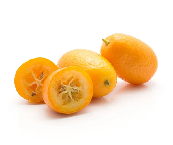 Zwei Kumquat Und Zwei Scheibenhälften Isoliert Auf Weißem Hintergrund — Stockfoto