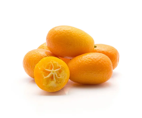 Kumquat Stapeln Ganze Mit Einer Hälfte Isoliert Auf Weißem Hintergrund — Stockfoto