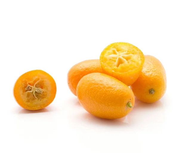 Kumquat Set Isoliert Auf Weißem Hintergrund Drei Ganze Und Zwei — Stockfoto