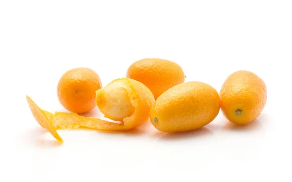 Peel Kumquat Och Fyra Helt Isolerad Vita Bak — Stockfoto