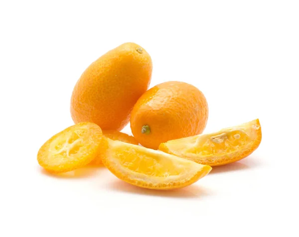 Zwei Frische Kumquat Zwei Scheiben Ein Ring Isoliert Auf Weißem — Stockfoto