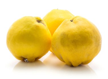 Üç sarı ayvaları ham izole üzerinde beyaz arka plan ayarlamak Olgun