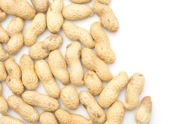 Beyaz arka plan üzerinde izole unshelled fıstık üstten görünüm sid yaptı