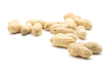 Unshelled fıstık izole üzerinde beyaz adam yığını