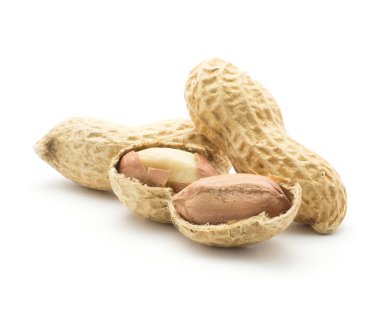 Üç fıstık bir kırık beyaz arka plan iki ham tohumları hus içinde izole