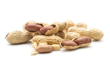 Beyaz arka plan üzerinde izole fıstık yığın (açık, tohum kabuğu, kırık parçaları, bir bütün, ham