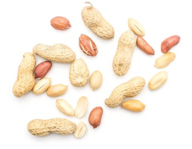 Beyaz zemin üzerine (unshelled, kabuklu, kabuğu, Bütün, yarım izole çiğ fıstık Üstten Görünüm