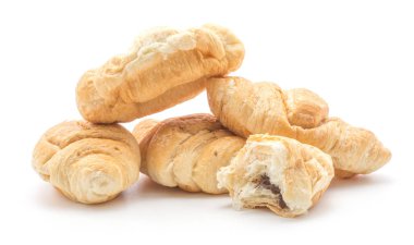 Pişmiş kruvasanlar veya cornetto yığını üzerinde izole beyaz arka plan dört tam ve bir yarım Çikolata kremalı insid kırık