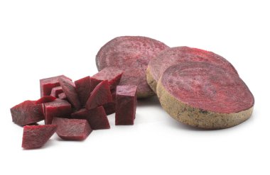 Pancar (çiğ kırmızı pancar) dilimlenmiş üç dilim doğranmış parçaları üzerinde beyaz adam izole halka