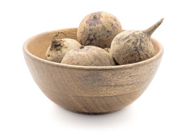 Pancar (kırmızı pancar) beyaz arka plan ra üzerinde izole bir ahşap kase