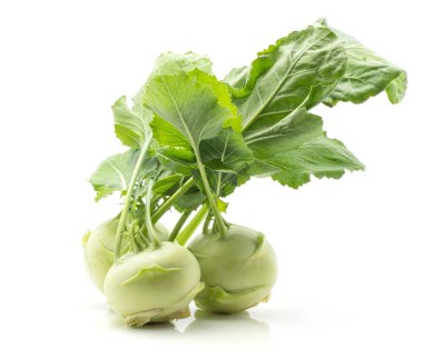 Kohlrabi (Alman şalgam ya da şalgam lahanası) beyaz sırtüstü izole edilmiş taze yapraklı üç çiğ ampul