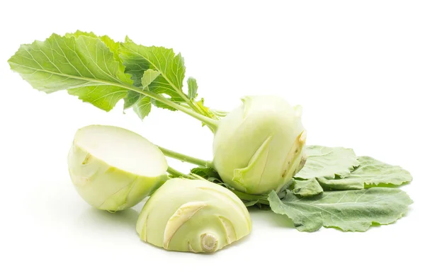 Kohlrabi Mit Frischen Blättern Auf Weißem Hintergrund Zwei Zwiebeln Und — Stockfoto