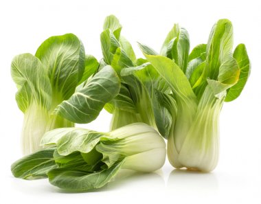 Çin lahanası (Pak choi) beyaz arka plan üzerinde dört taze lahana izole.