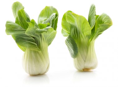 Çin lahanası (Pak choi) iki lahana beyaz arka plan üzerinde taze ra izole