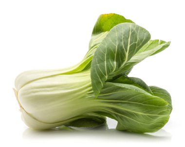 Bir Çin lahanası (Pak choi) beyaz arka plan üzerinde taze ra izole