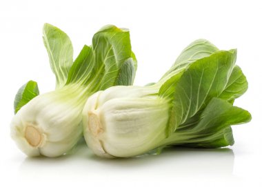 İki Çin lahanası (Pak choi) beyaz arka plan üzerinde taze ra izole