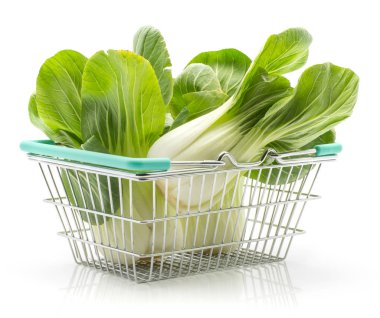 Çin lahanası (Pak choi) beyaz arka plan üzerinde taze ra izole bir alışveriş sepeti