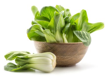 Ahşap kase bir lahana taze Çin lahanası (Pak choi) üzerinde beyaz adam yakınındaki izole