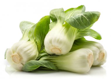 Çin lahanası (Pak choi) yığını beyaz arka plan üzerinde dört taze lahana izole.