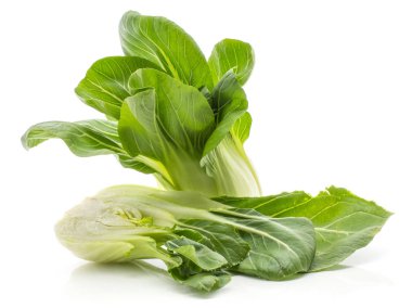 Çin lahanası (Pak choi) yığın iki taze kesilmiş yarıya beyaz arka plan üzerinde izole dilimlenmiş