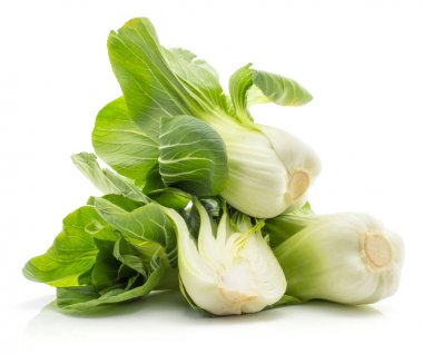 Beyaz arka plan iki lahana ve bir dilimlenmiş hal izole bok choy (Pak choi) yığın