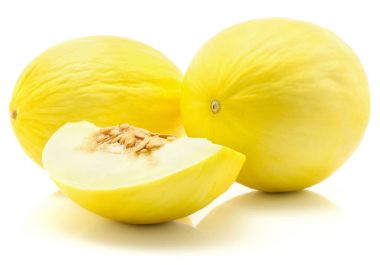 İki beyaz adam izole bir etli dilim honeydew kavun sarı