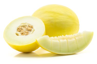 Sarı honeydew kavun ve tek bir dilim ile ikiye ayırmak üzerinde beyaz adam izole parçalar halinde