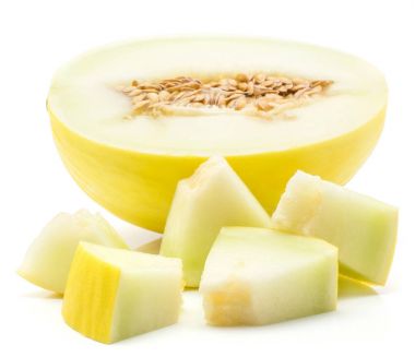 Sarı honeydew yarım ve beş dilimlenmiş parçaları üzerinde beyaz adam izole kavun