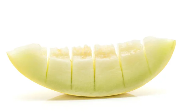 Een Segment Van Gele Honeydew Meloen Stukjes Geïsoleerd Een Witte — Stockfoto