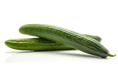 Beyaz adam izole iki Avrupa salatalık (burpless, Çekirdeksiz, sera, gurme, sera ya da İngilizce salatalık)