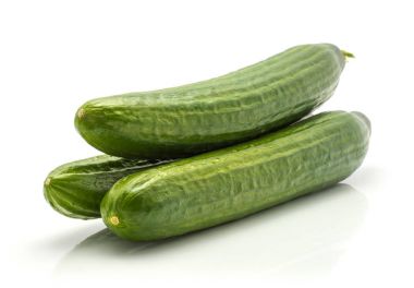 Beyaz adam izole üç Avrupa salatalık (burpless, Çekirdeksiz, sera, gurme, sera, İngilizce salatalık)