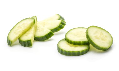 Avrupa salatalık kesme adet fan ve üç beyaz adam izole dilimleri (burpless, Çekirdeksiz, sera, gurme, sera veya İngilizce) yuvarlak