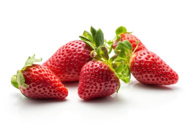 Beyaz arka plan üzerinde olgunlaşmış fres izole beş Bahçe çilek