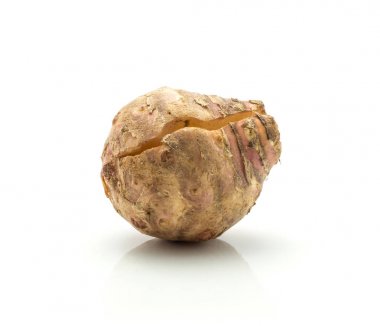 Kırık elması beyaz arka plan üzerinde bir tatlı net topinambu izole.