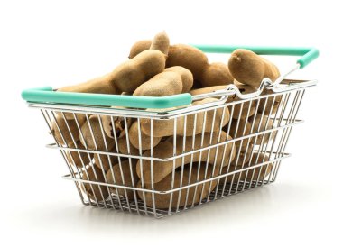 Tamarind Hint tarihleri üzerinde beyaz adam izole bir alışveriş sepeti