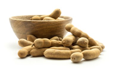 Tamarind Hint tarihleri ve üzerinde beyaz adam izole kahverengi ahşap kase yakınında