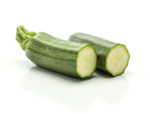 Due Metà Zucchine Verdi Isolate Sfondo Bianco Lungo Courgett Crudo — Foto Stock