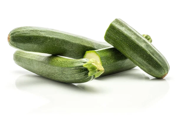 Twee Groene Courgette Twee Gesneden Helften Geïsoleerd Een Witte Achtergrond — Stockfoto